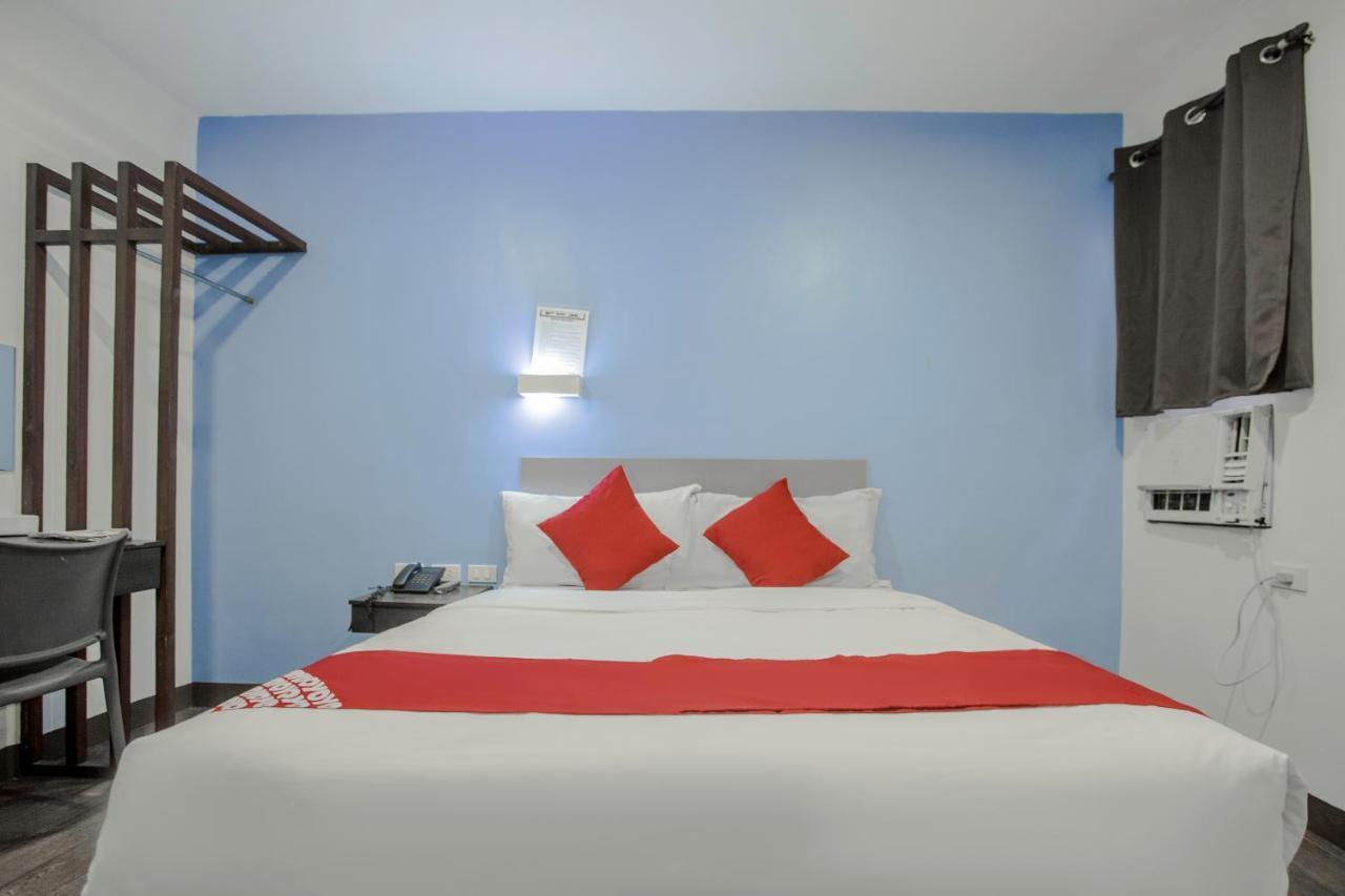 Oyo 637 Fox Hotel Quezon City Bagian luar foto
