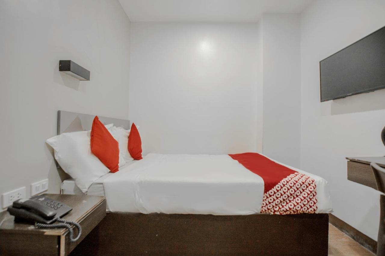 Oyo 637 Fox Hotel Quezon City Bagian luar foto