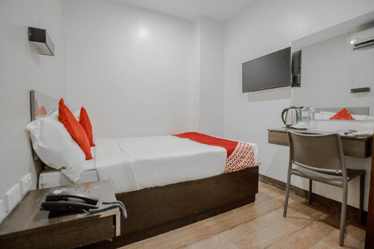 Oyo 637 Fox Hotel Quezon City Bagian luar foto