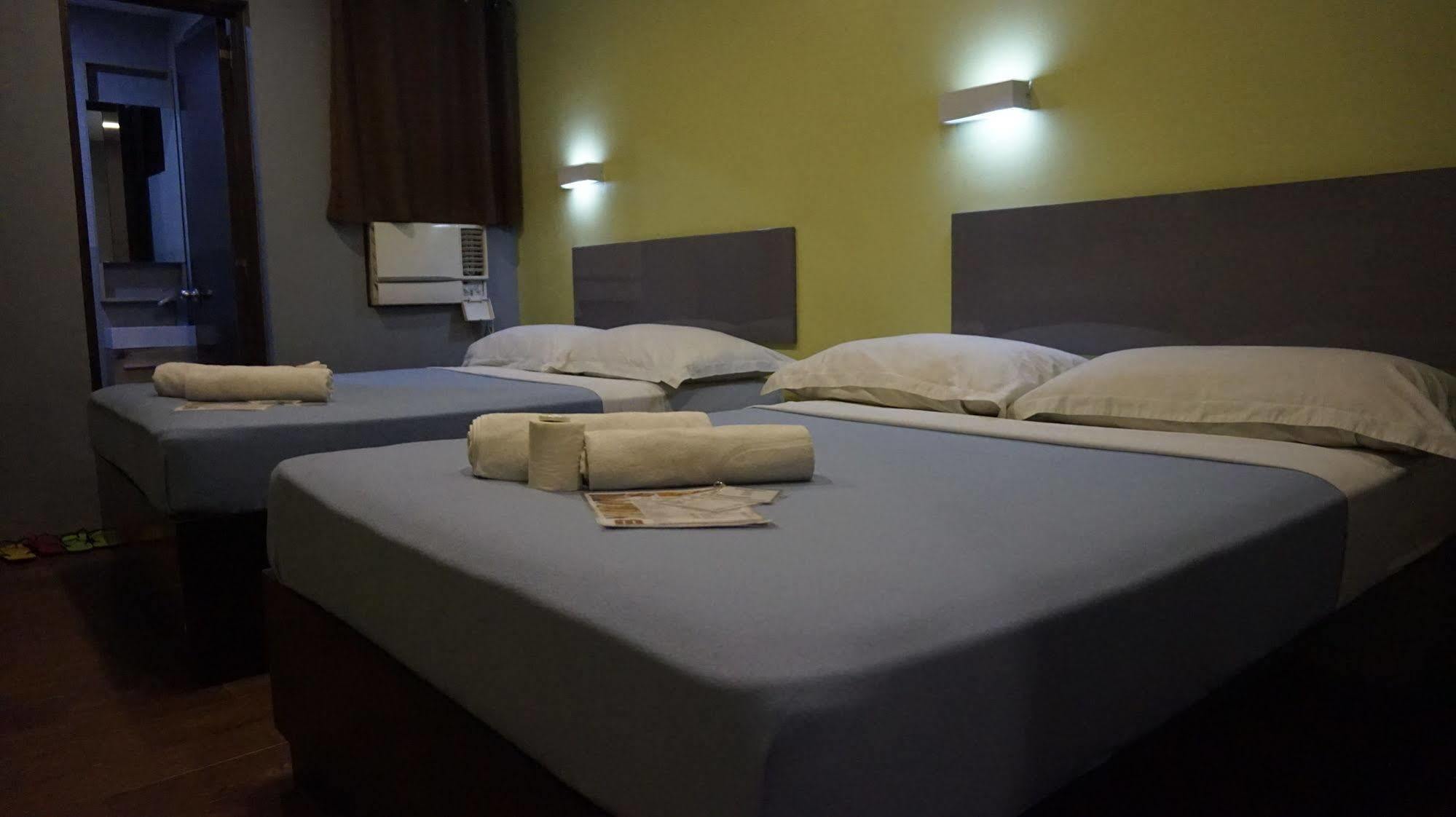 Oyo 637 Fox Hotel Quezon City Bagian luar foto