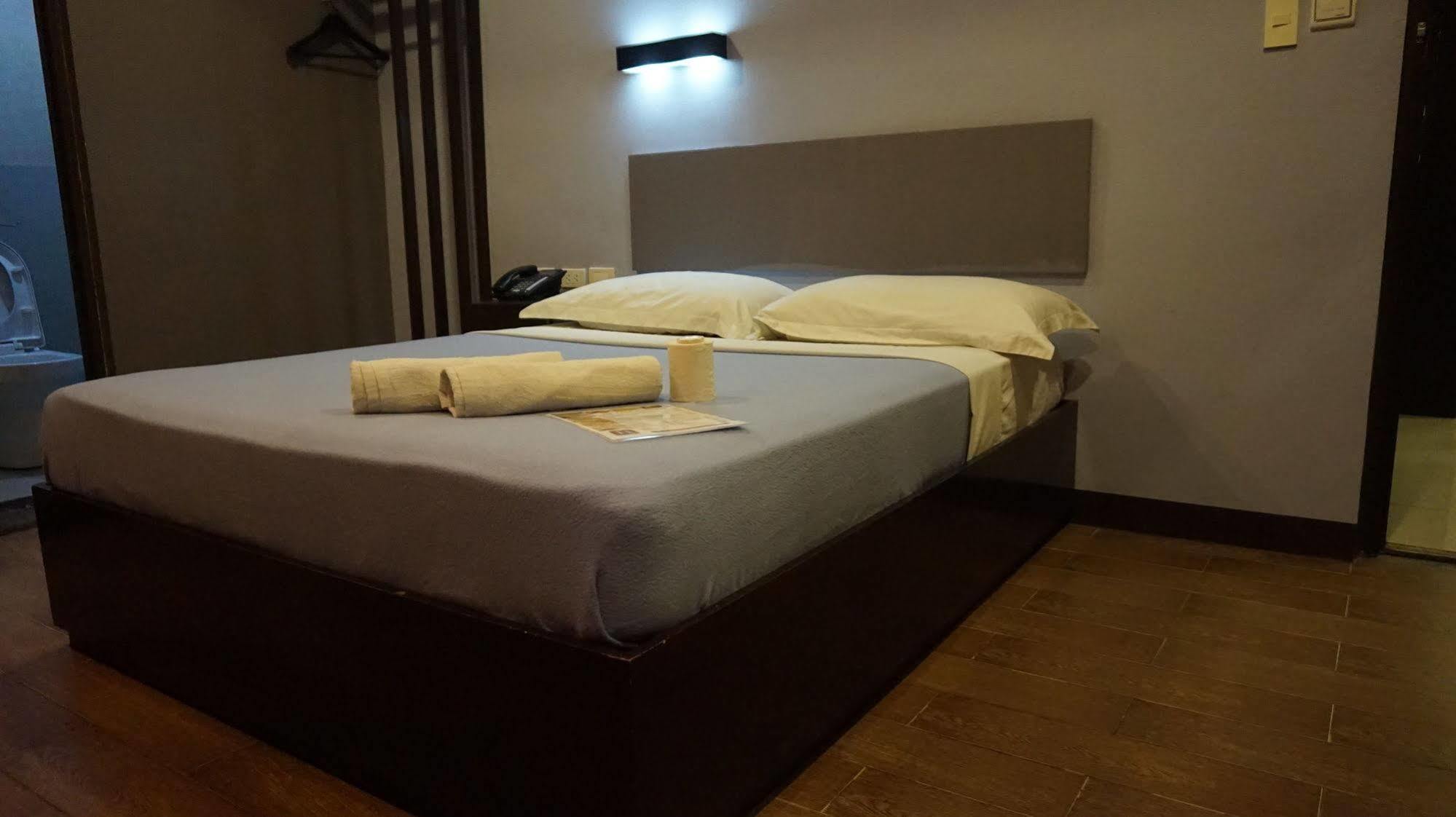 Oyo 637 Fox Hotel Quezon City Bagian luar foto