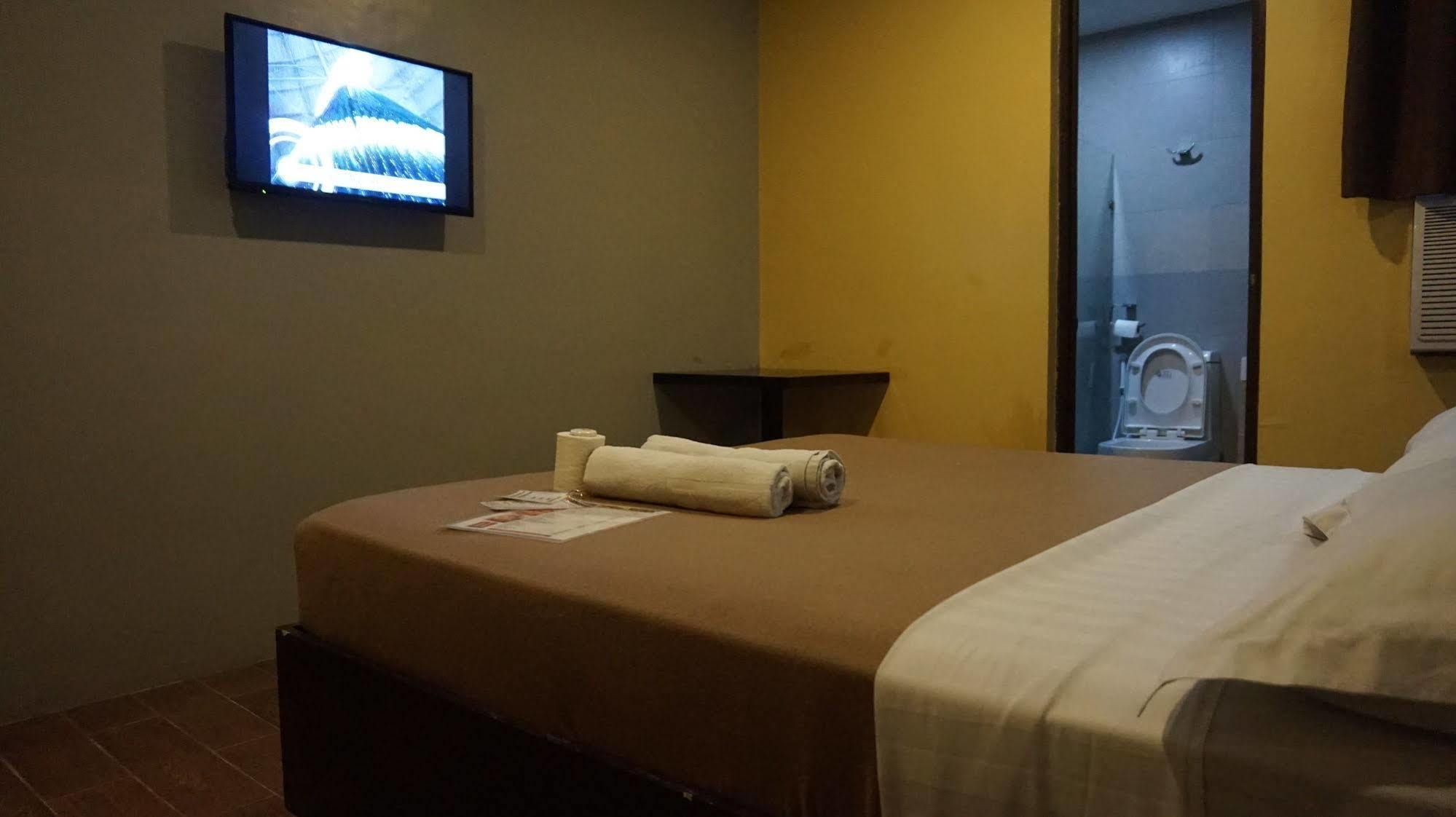 Oyo 637 Fox Hotel Quezon City Bagian luar foto