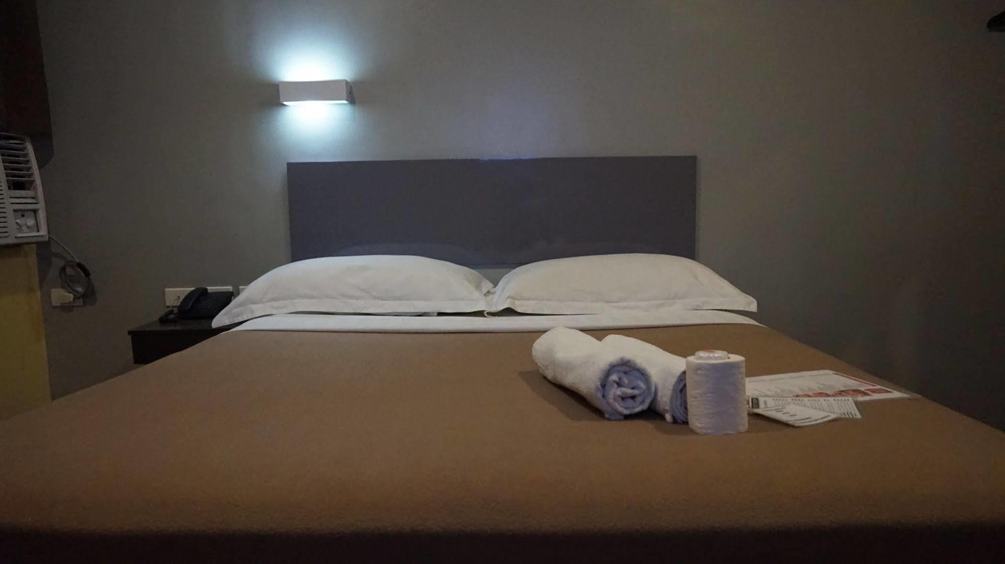 Oyo 637 Fox Hotel Quezon City Bagian luar foto