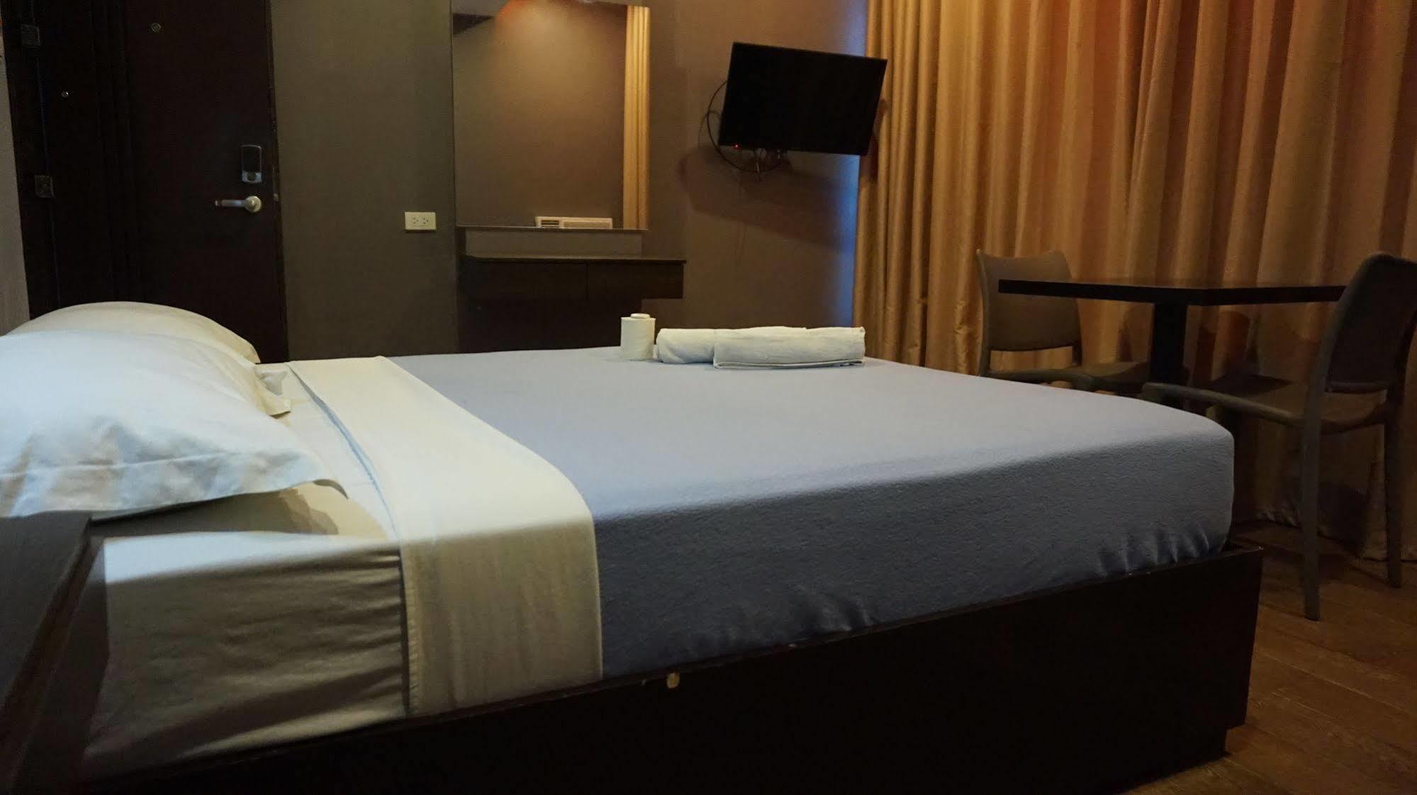 Oyo 637 Fox Hotel Quezon City Bagian luar foto