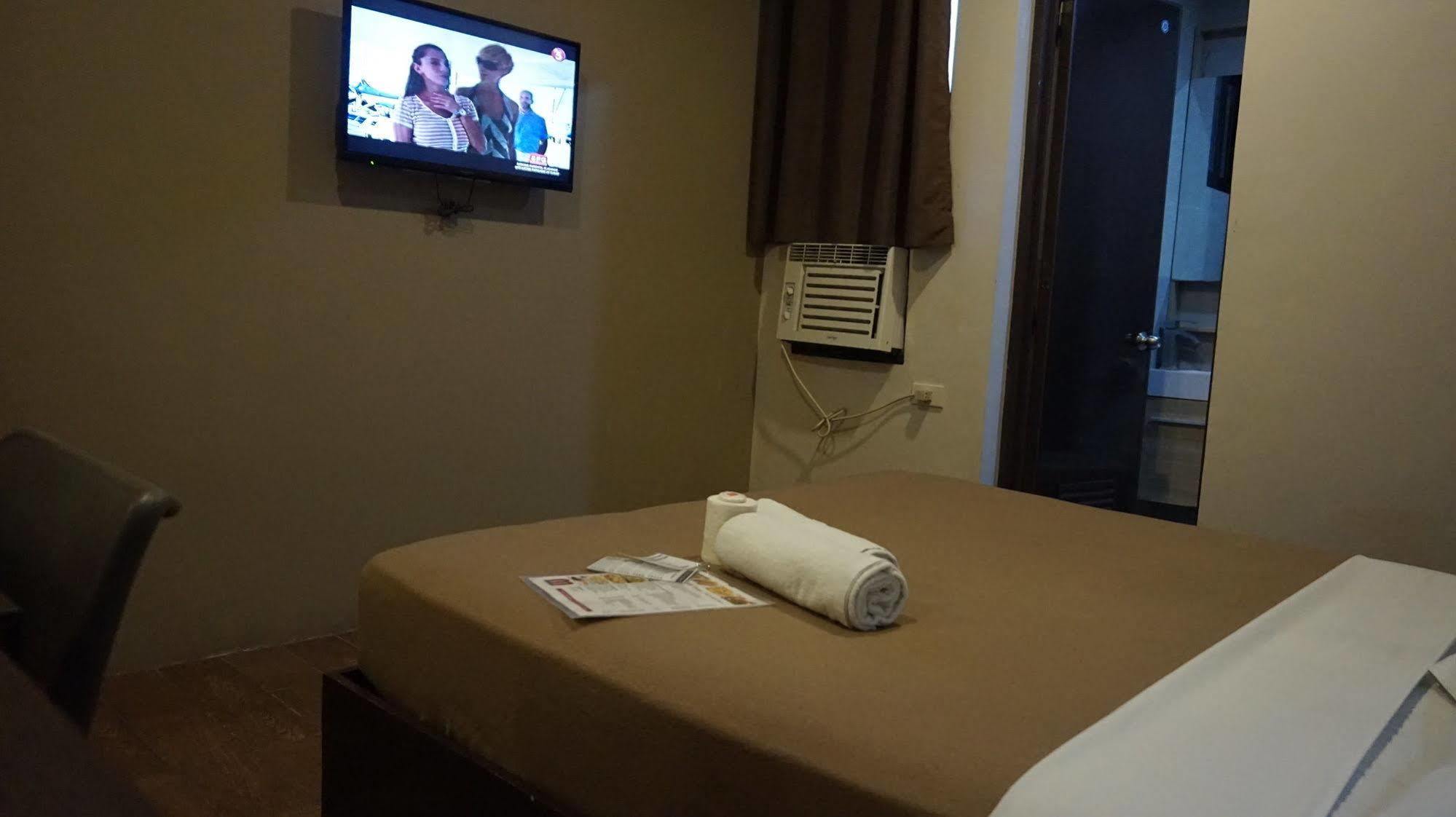 Oyo 637 Fox Hotel Quezon City Bagian luar foto