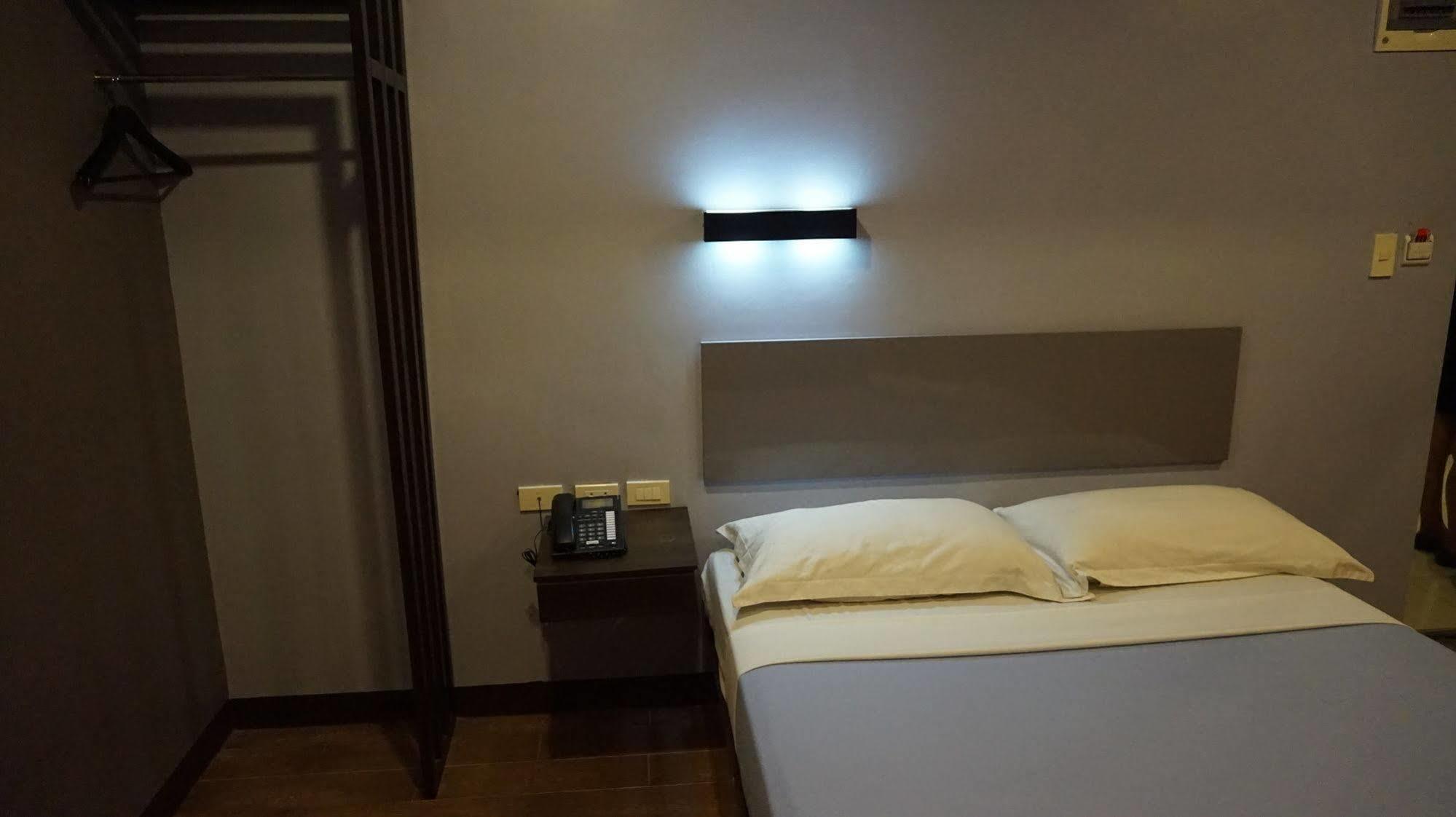 Oyo 637 Fox Hotel Quezon City Bagian luar foto