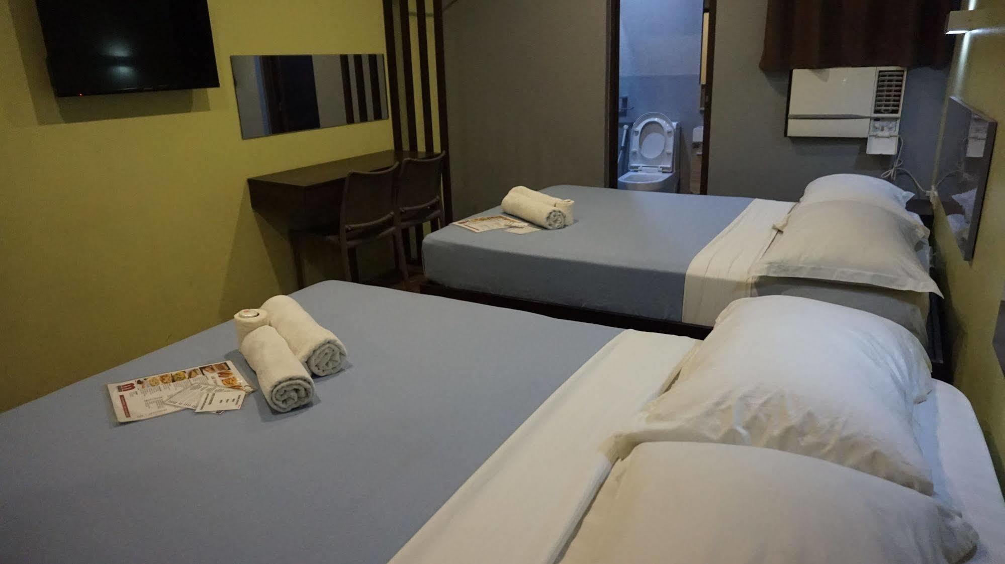 Oyo 637 Fox Hotel Quezon City Bagian luar foto
